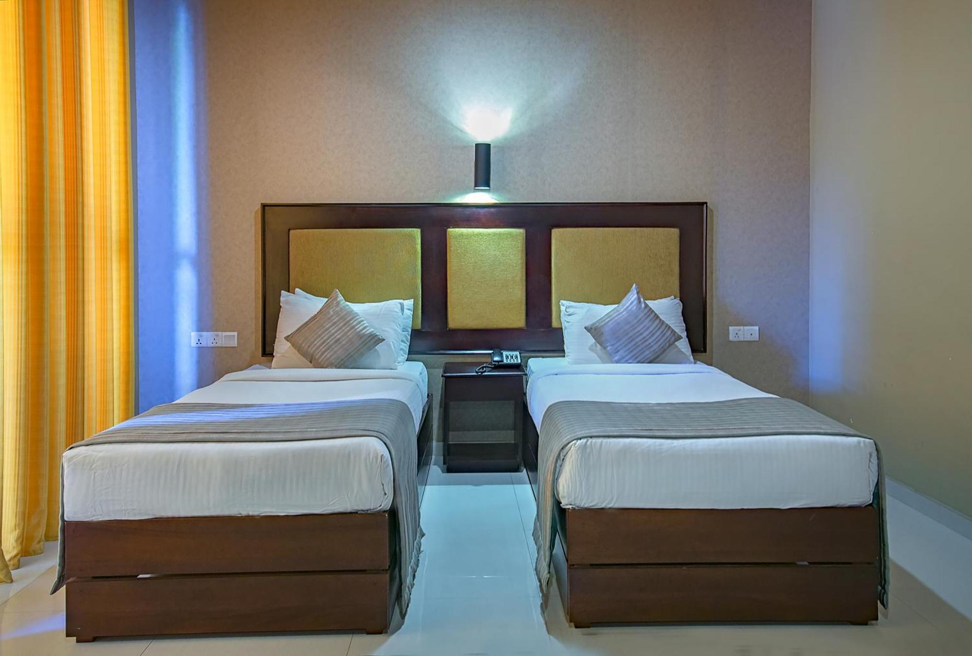 The Full Moon Hotel Katunayaka Екстериор снимка