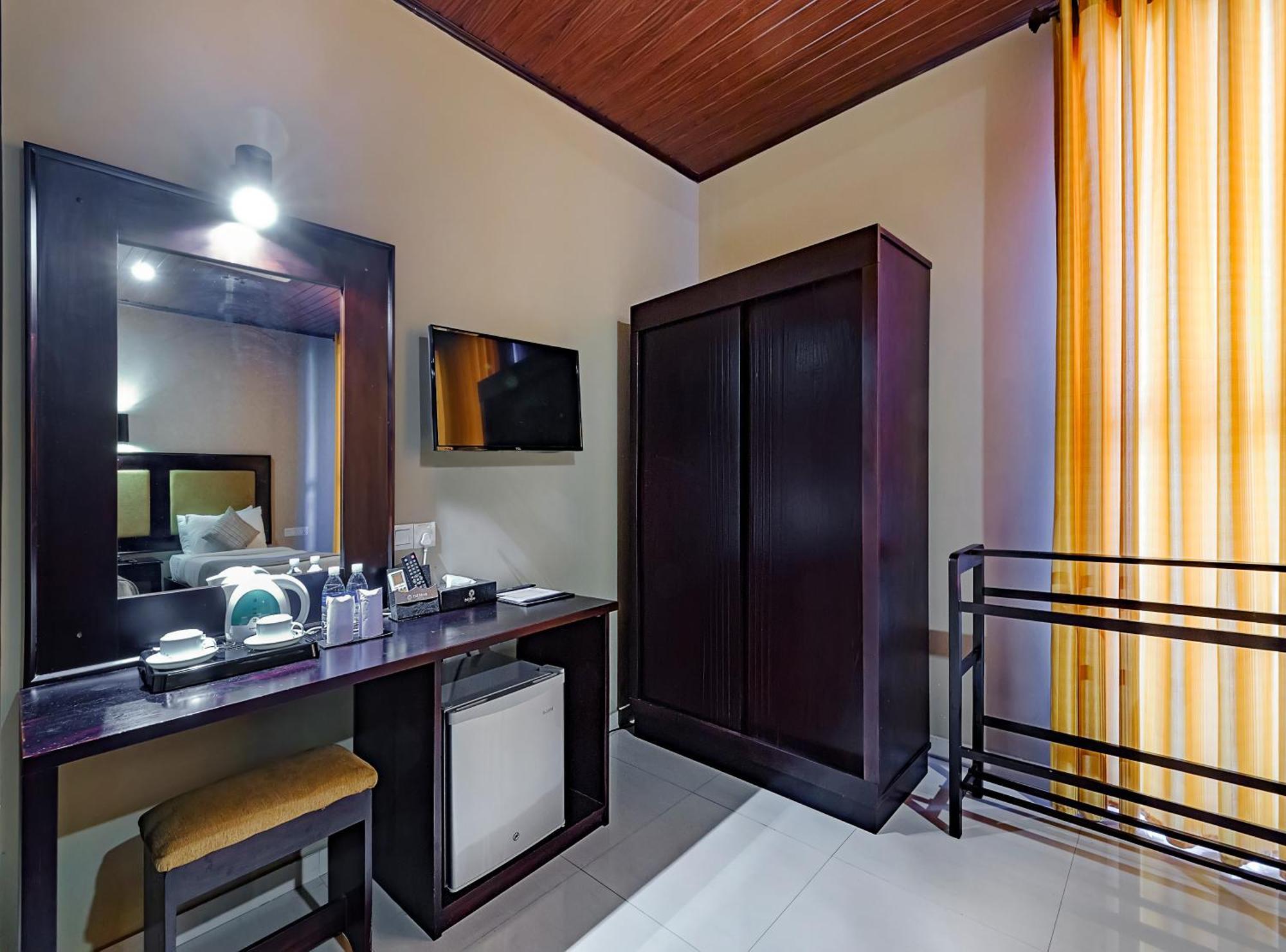 The Full Moon Hotel Katunayaka Екстериор снимка