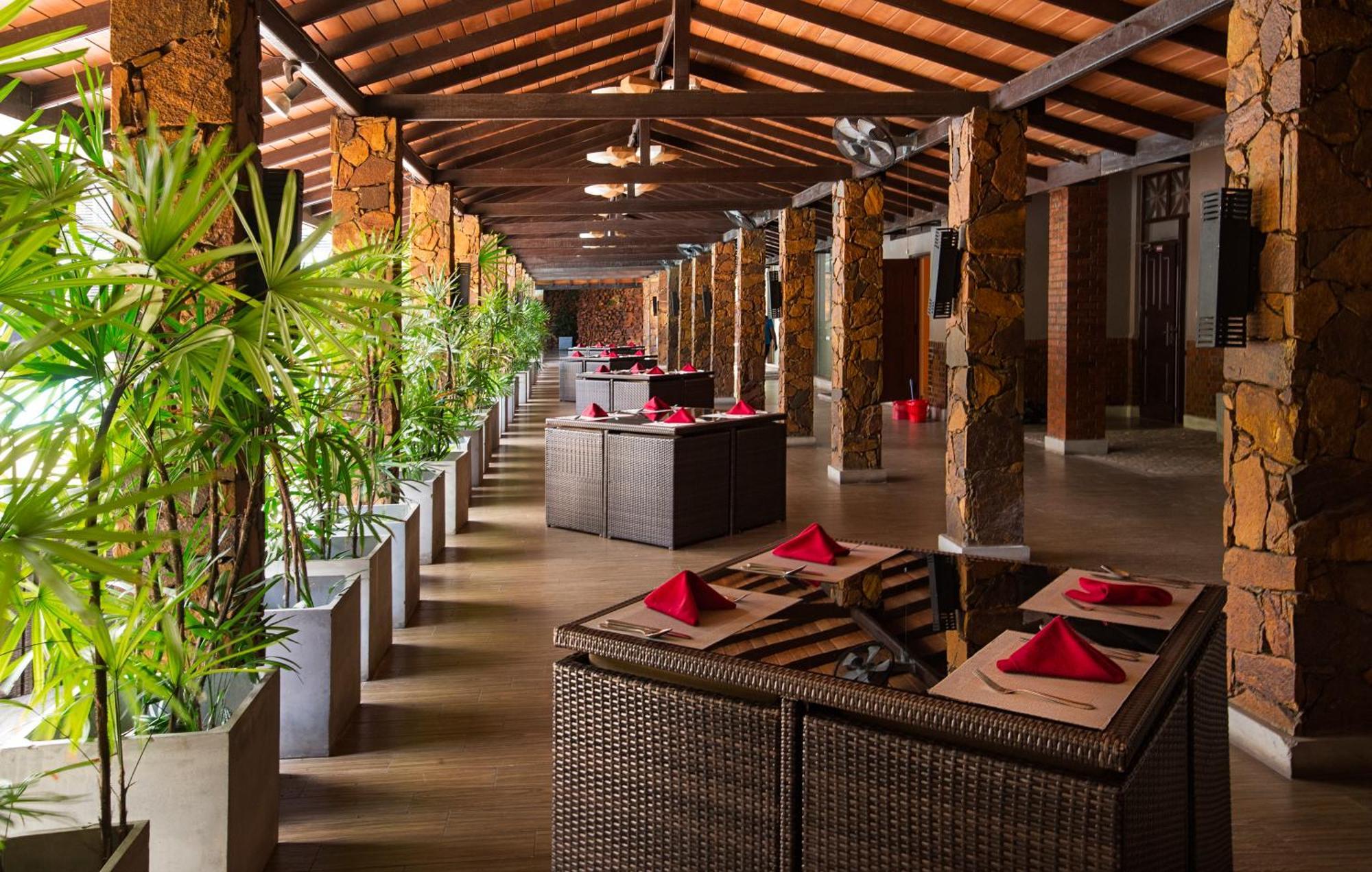 The Full Moon Hotel Katunayaka Екстериор снимка