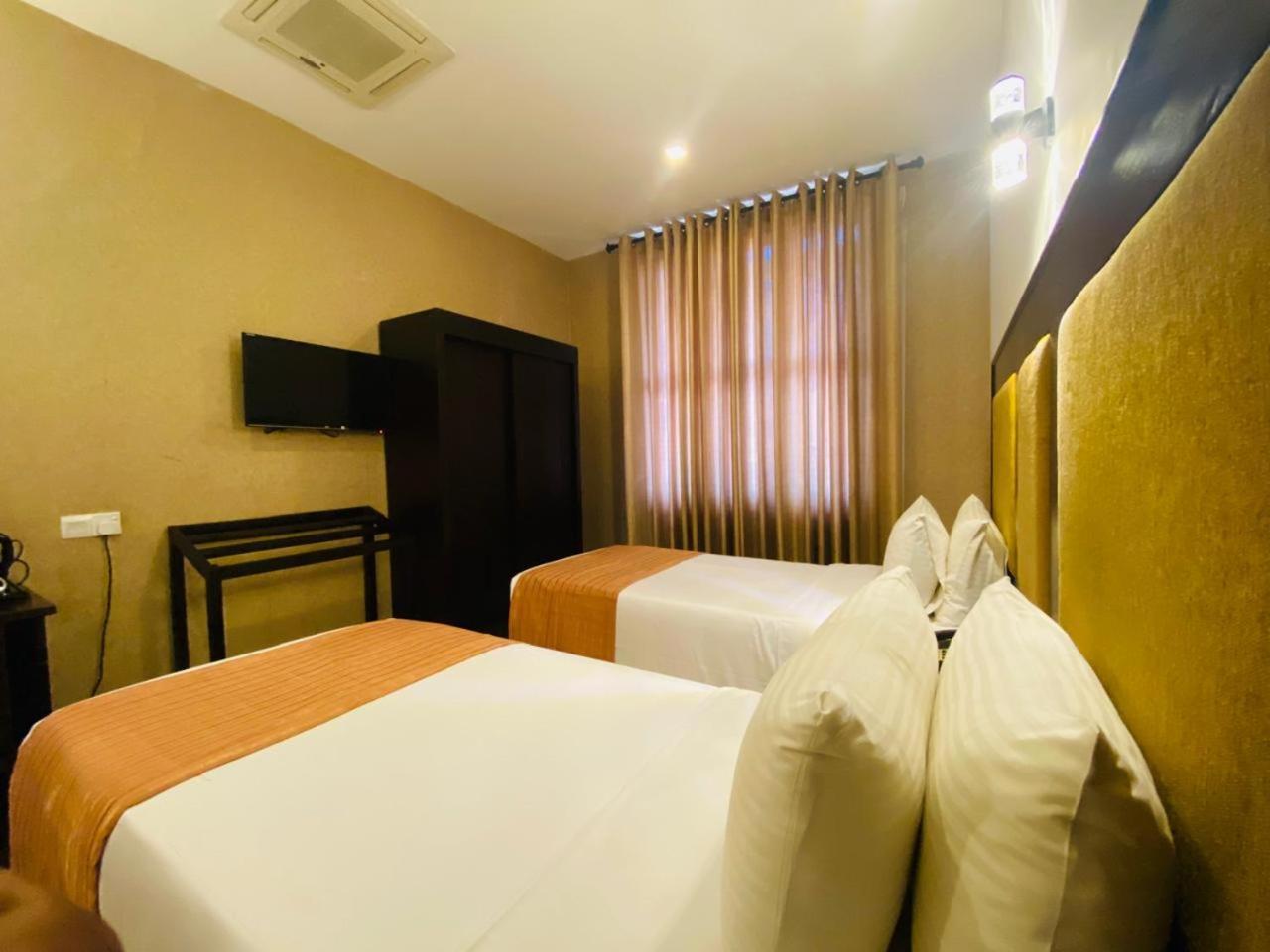 The Full Moon Hotel Katunayaka Екстериор снимка
