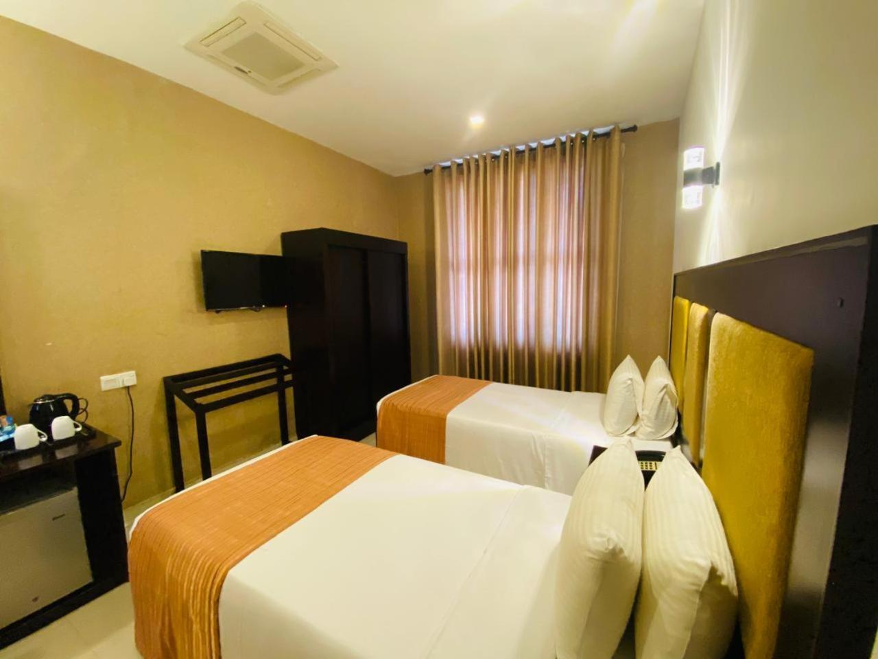 The Full Moon Hotel Katunayaka Екстериор снимка