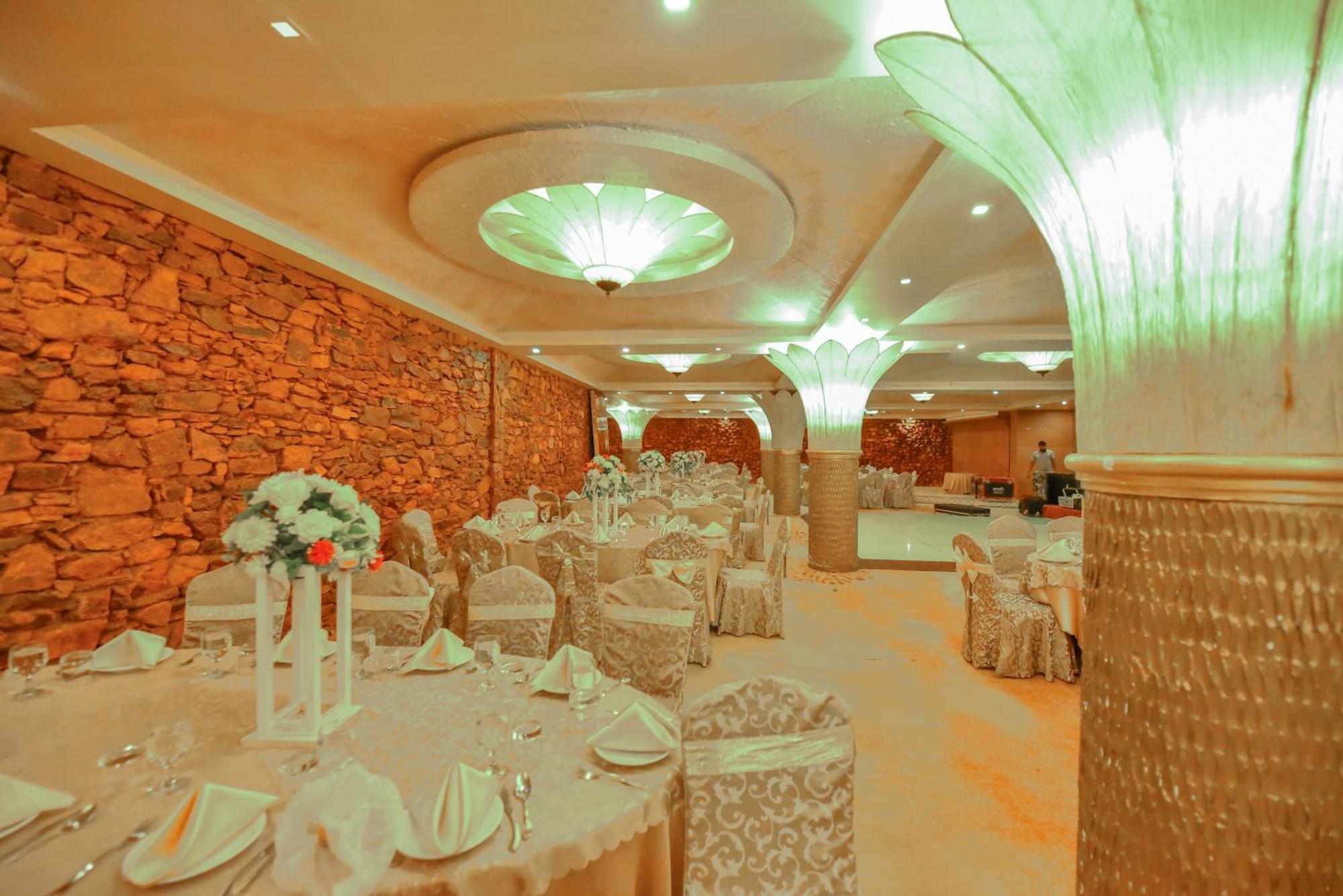 The Full Moon Hotel Katunayaka Екстериор снимка